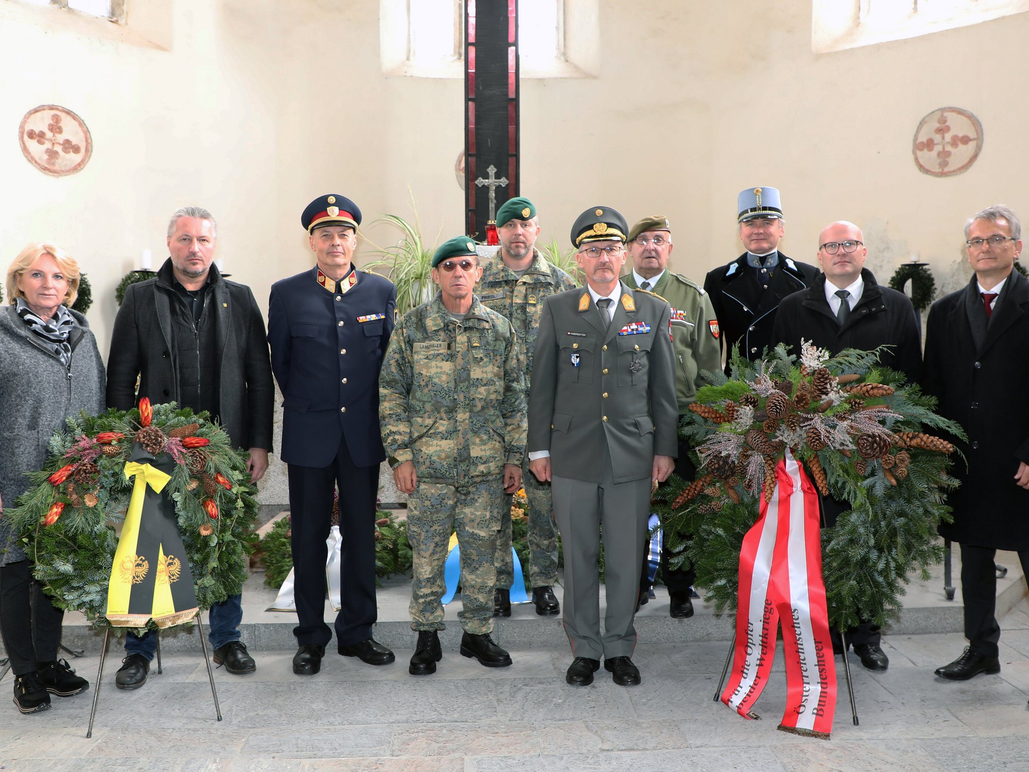 Gruppenbild mit Vetretern von Bundesheer und Stadt Krems mit  zwei großen Kränzen in der Kirche