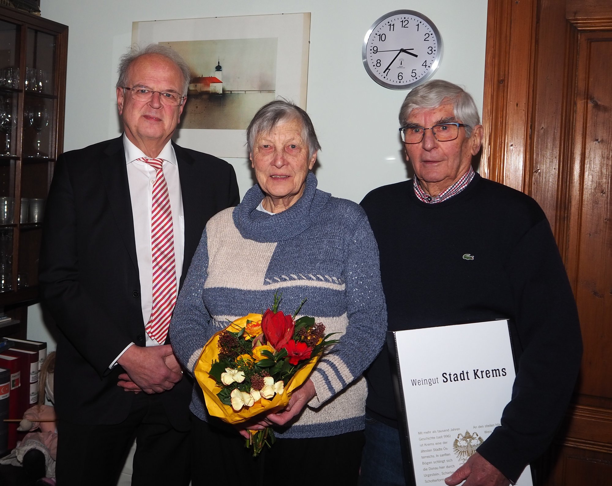 Bürgermeister Dr. Reinhard Resch gratuliert dem Ehepaar Gärber zur Diamantenen Hochzeit.