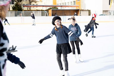 verkleidete Kinder auf der Eisfläche