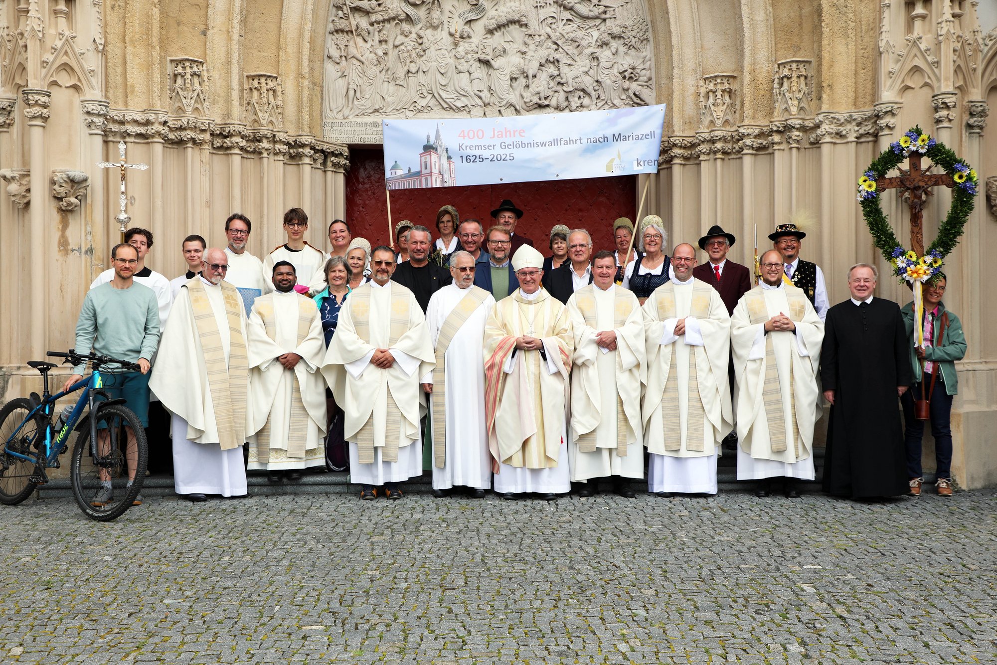 Feier zum 400. Jubiläum der Kremser Gelöbniswallfahrt: Führende Vertreter:innen von Kirche und Stadt Krems gemeinsam mit zahlreichen Pilger:innen vor der Basilika in Mariazell.