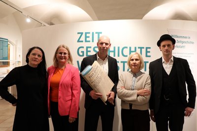 Alle Mitwirkenden bei der Ausstellungseröffnung von Zeitgeschichte-Werkstatt im museumkrems