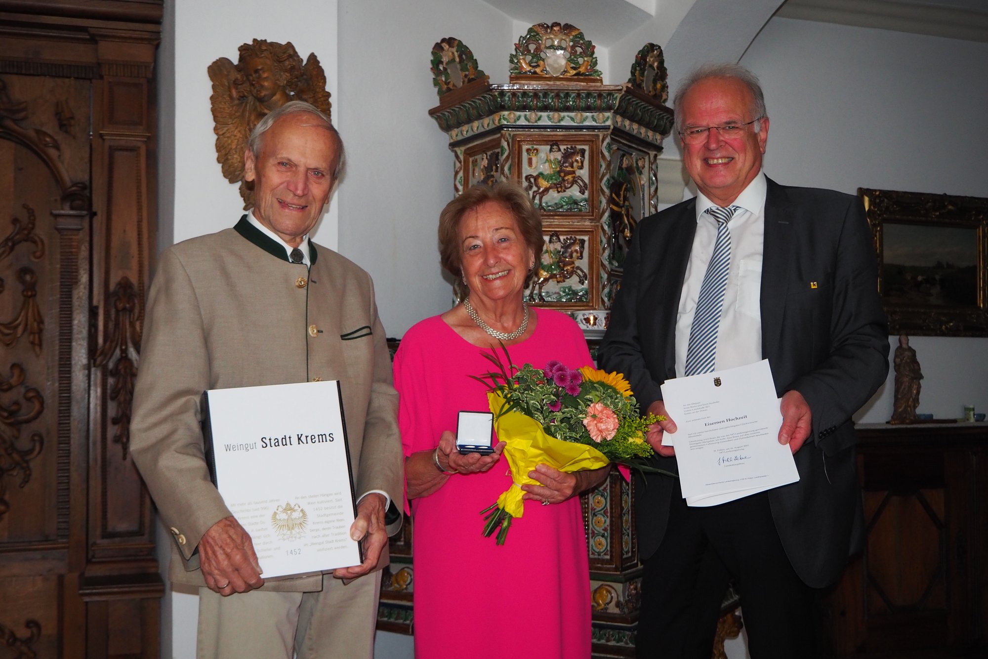 Bürgermeister Dr. Reinhard Resch gratuliert dem Ehepaar Neuhofer zur Eisernen Hochzeit.