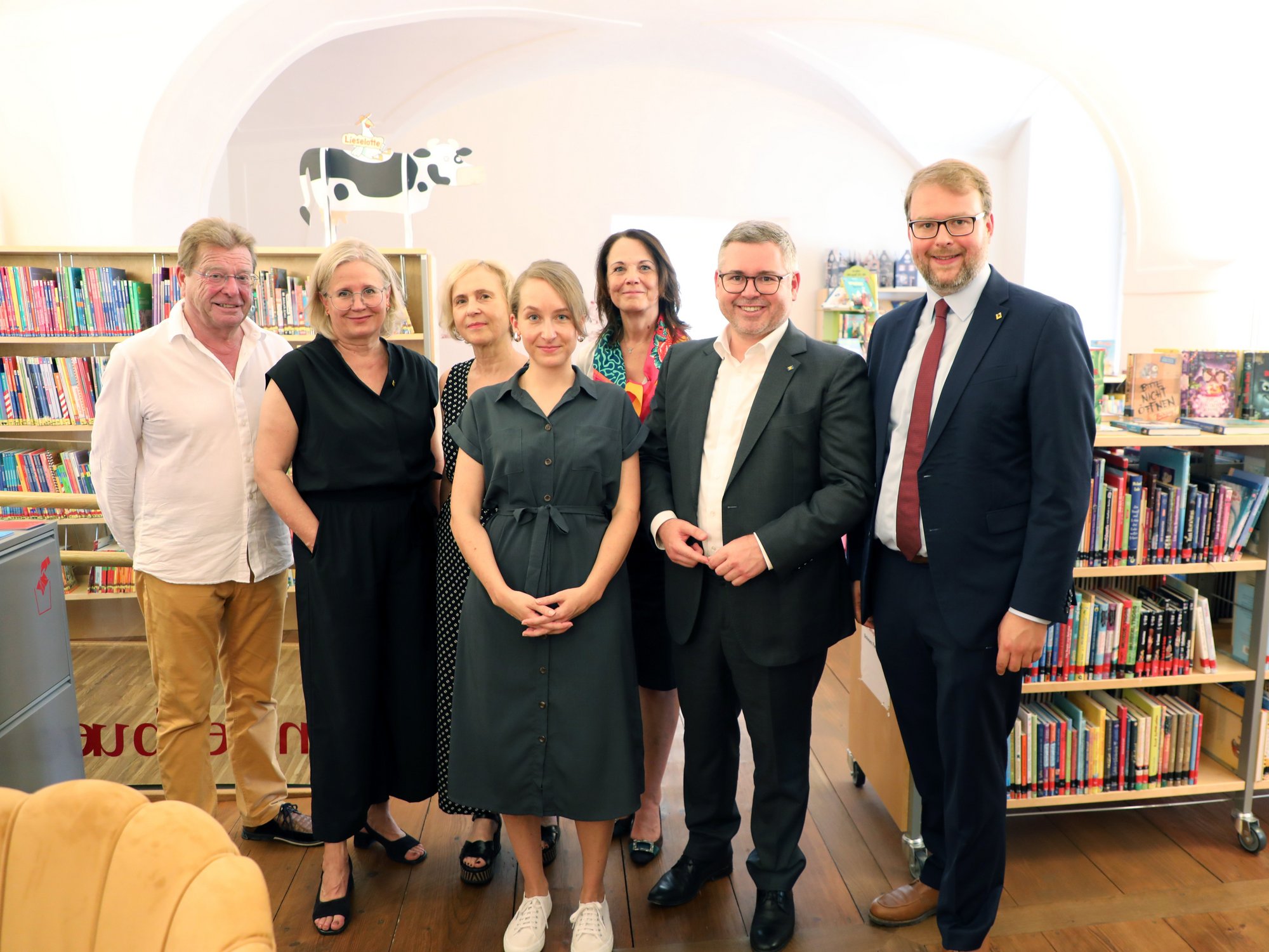 Beim Rundgang durch die Kremser Stadtbücherei: (v. l.) Stadtrat Helmut Mayer, Gemeinderätin und Kulturbeauftragte des Bürgermeisters Elisabeth Kreuzhuber, Magistrat-Bereichsleiterin Doris Denk, Büchereileiterin Kathrin Raffetseder, Geschäftsführerin Ursula Liebmann (Treffpunkt Bibliothek), Landesrat Ludwig Schleritzko und Vizebürgermeister Florian Kamleitner.
