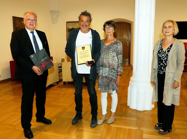 Bürgermeister Dr. Reinhard Resch bedankt sich bei Jo Aichinger und seiner Frau Barbara gemeinsam mit Kulturbereichsleiterin Doris Denk. 