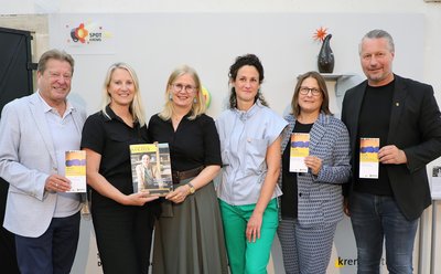 Vertreterinnen gratulierten dem Bürgermeister von Gravpevine in Texas.