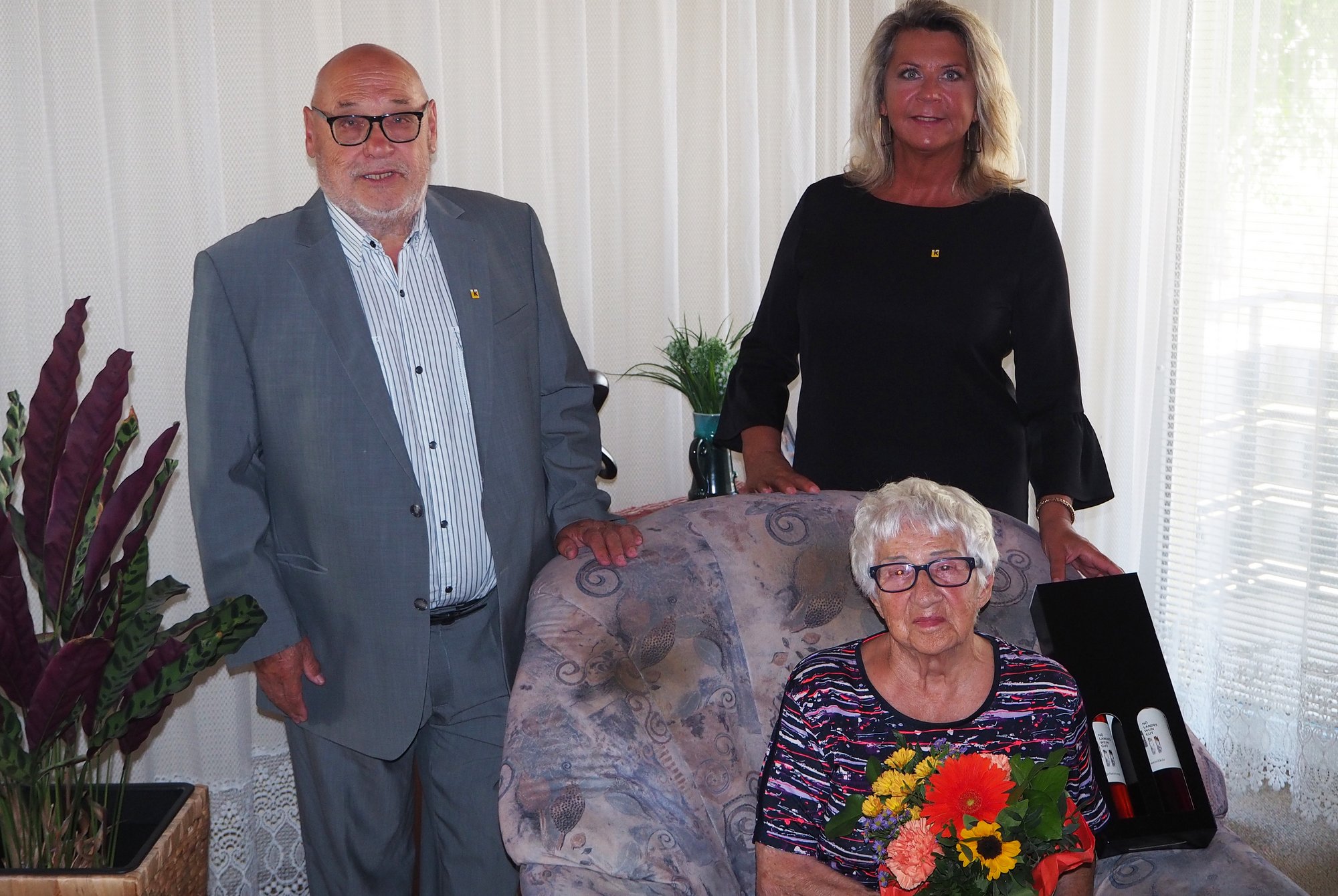 Friederike Pöschl feierte ihren 90. Geburtstag. Aus diesem Anlass machten GR Elfie Kreitner und Ehrenvorsitzender der Sektion Stein Alfred Friedl ihre Aufwartung und überbrachten die Glückwünsche der Stadt Krems. 