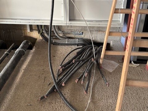 Durchschnitte Kabel auf der Hallenbadbaustelle durch Diebstahl