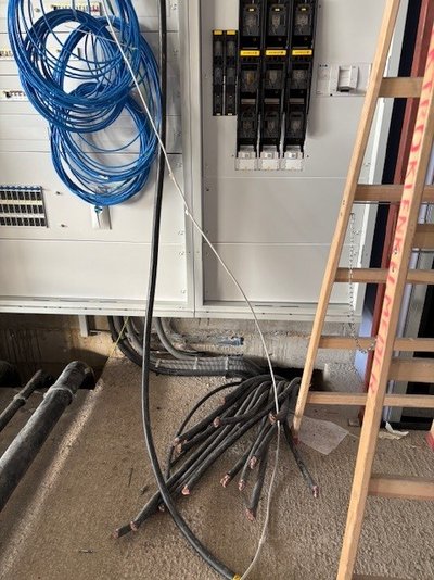 Durchschnitte Kabel - Diebstahl auf der Baustelle des neuen Hallenbades in Krems