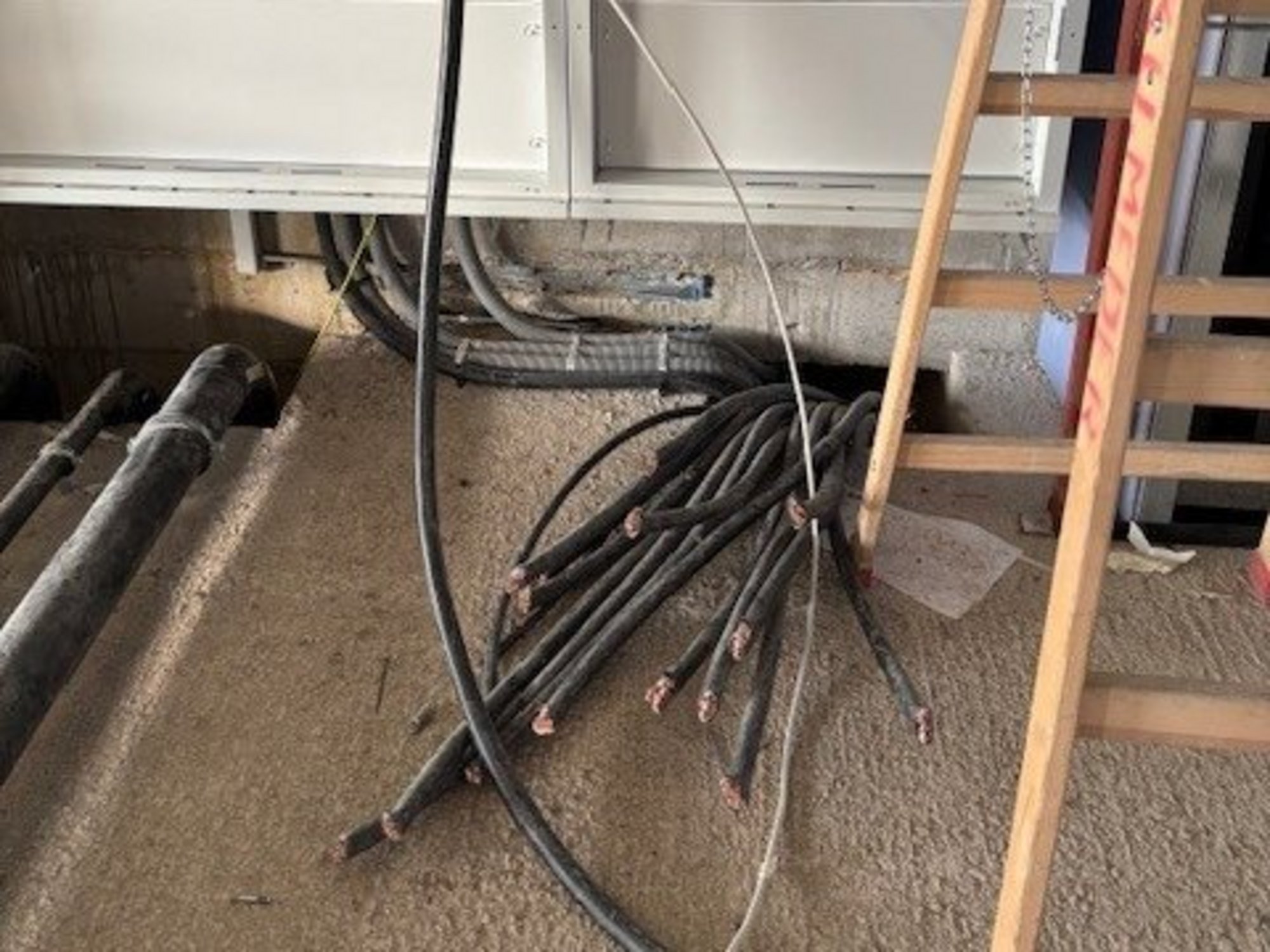 Durchschnitte Kabel auf der Hallenbadbaustelle durch Diebstahl