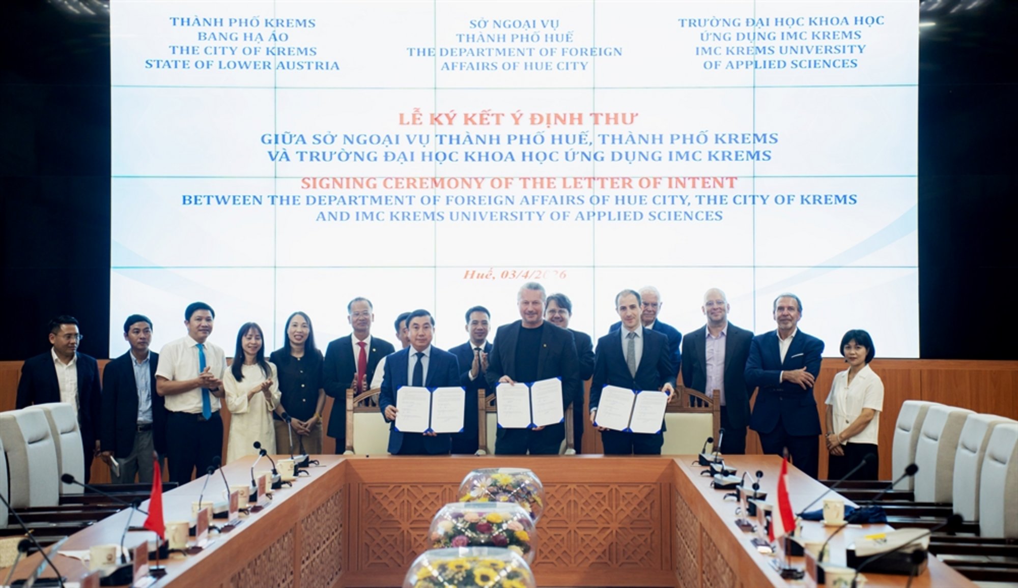 Delegation der IMC Krems mit Bürgermeister Peter Molnar in Vietnam