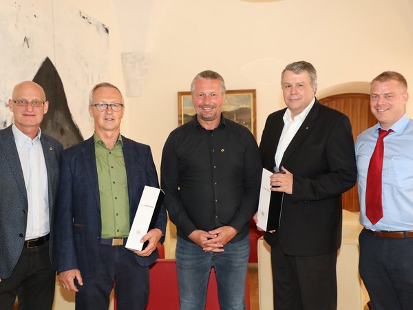 Der neue Vorstand des Lions-Club Krems beim Besuch im Rathaus: (v. l.) 1. Vizepräsident Martin Höbarth, Sekretär Herbert Walzer, Bürgermeister Peter Molnar, Präsident Ralph Peter Theuer und Schatzmeister Stefan Taglieber.