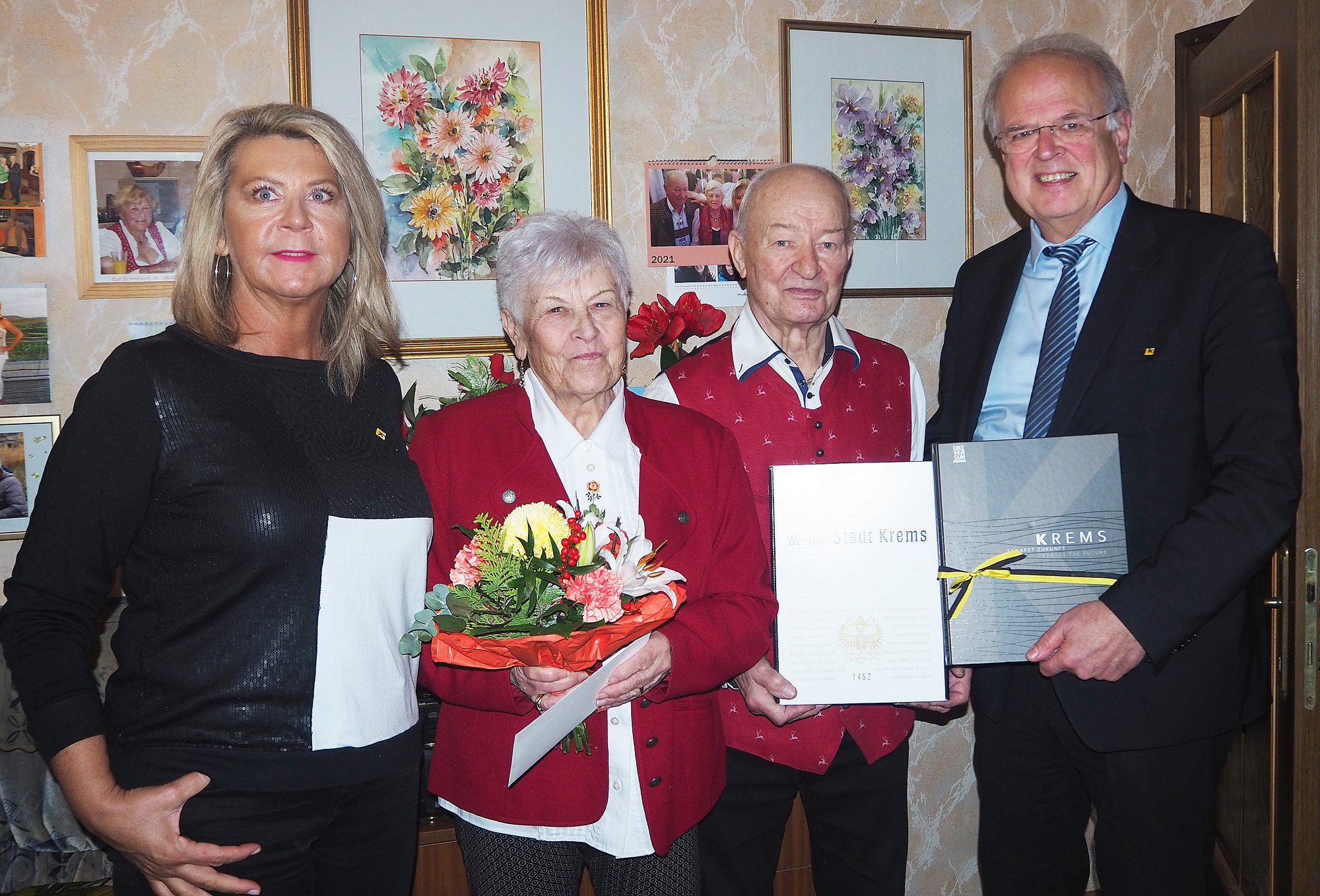 Bürgermeister Dr. Reinhard Resch gratulierte dem Ehepaar Ernst zur Steinernen Hochzeit.