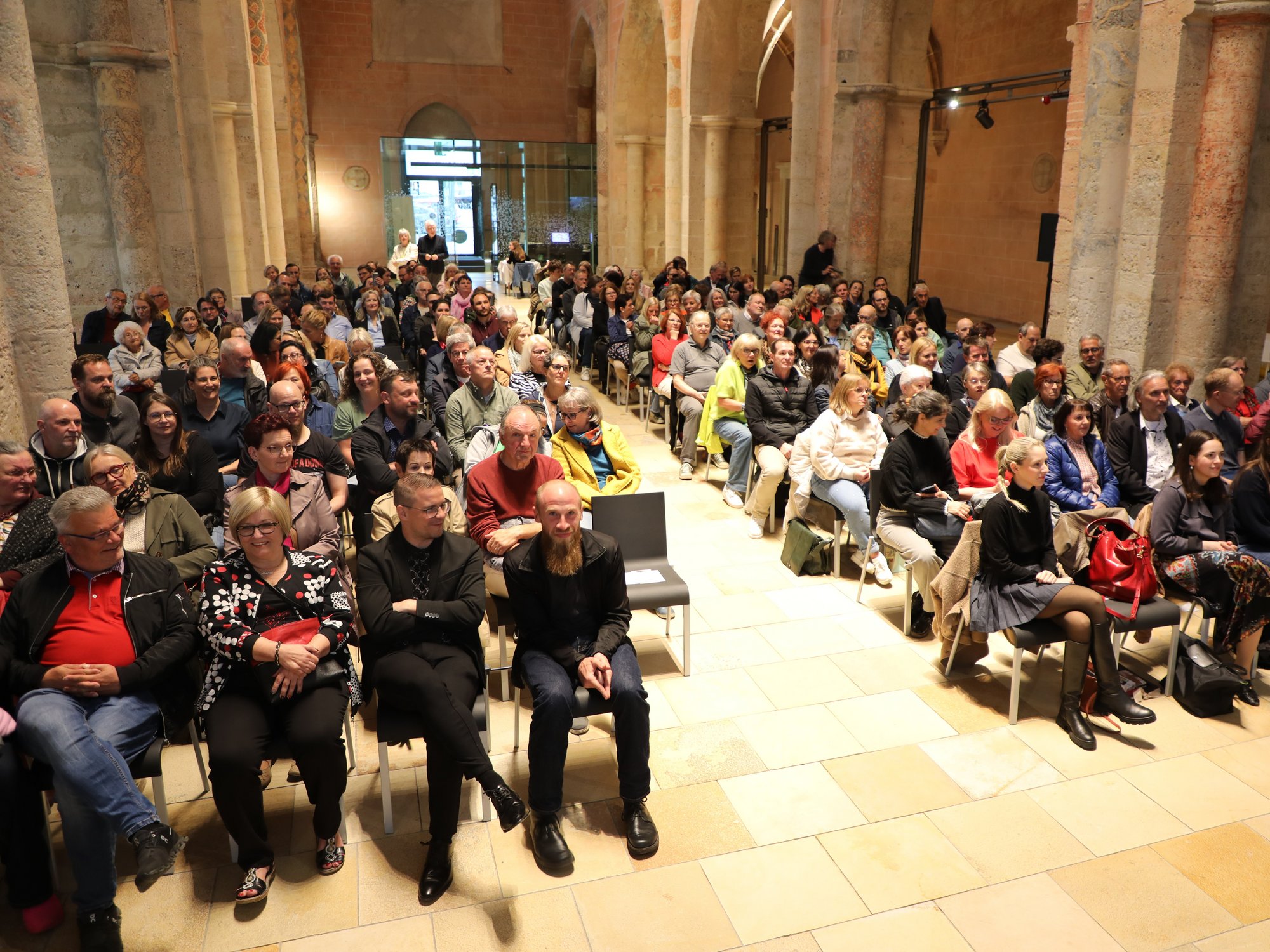 Blick in das vollbesetzte Kirchenschiff
