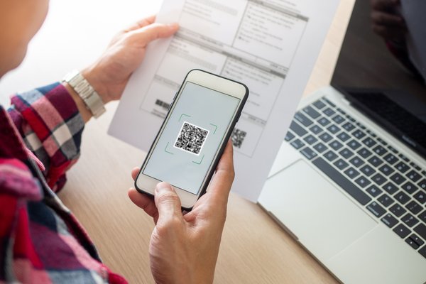 Handy mit QR-Code Zahlschein