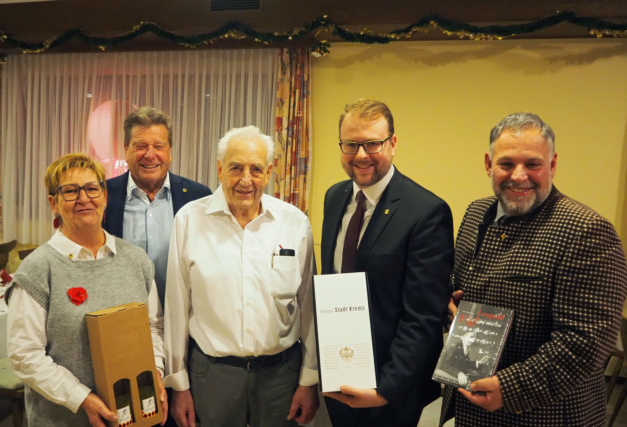 2. Vizebürgermeister DI Dr. Florian Kamleitner gratuliert Herrn Rudolf Gusenbauer zum 80. Geburtstag.