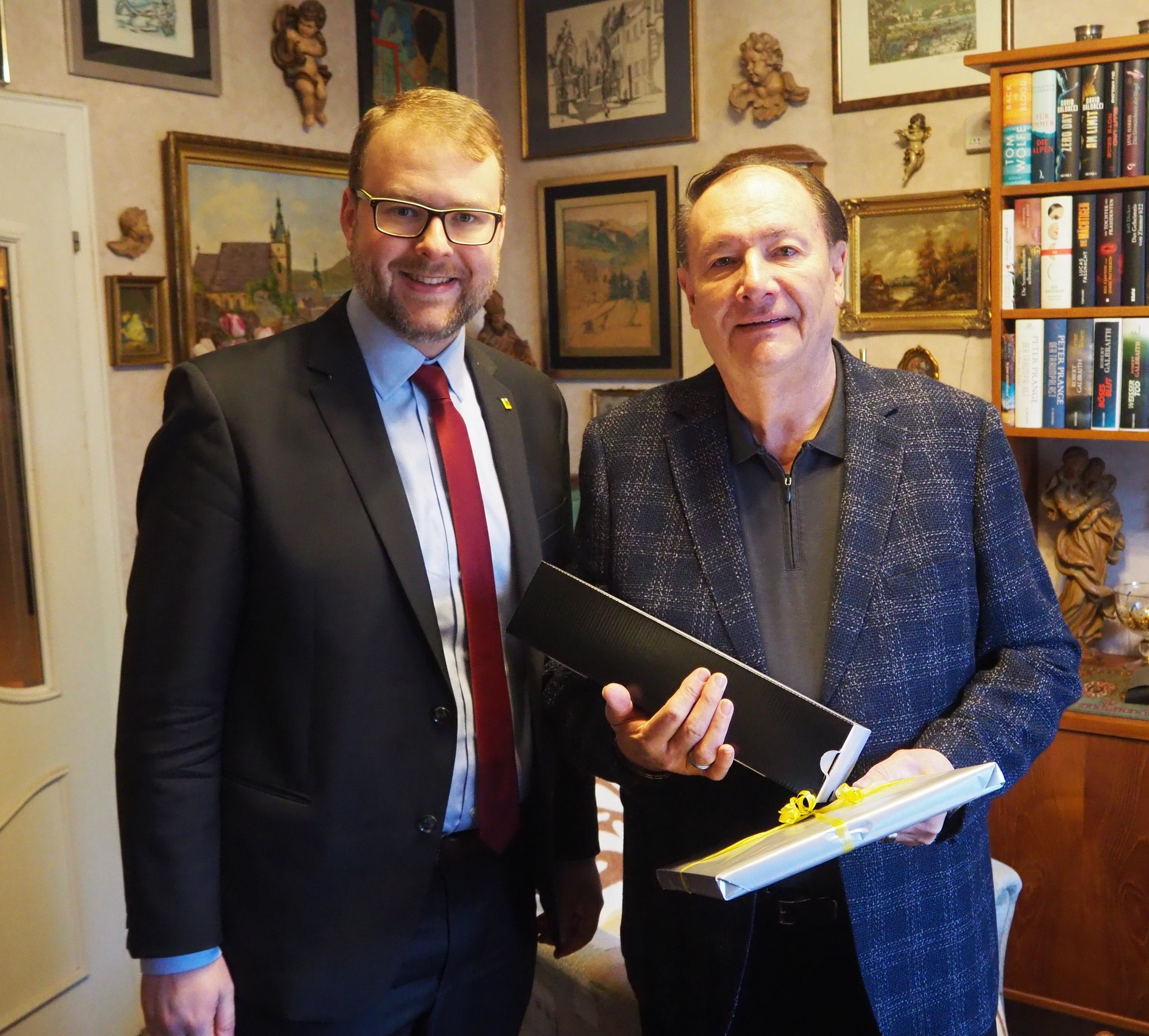Vizebürgermeister Dr. Florian Kamleitner gratuliert Hermann Hockauf zum 80. Geburtstag.