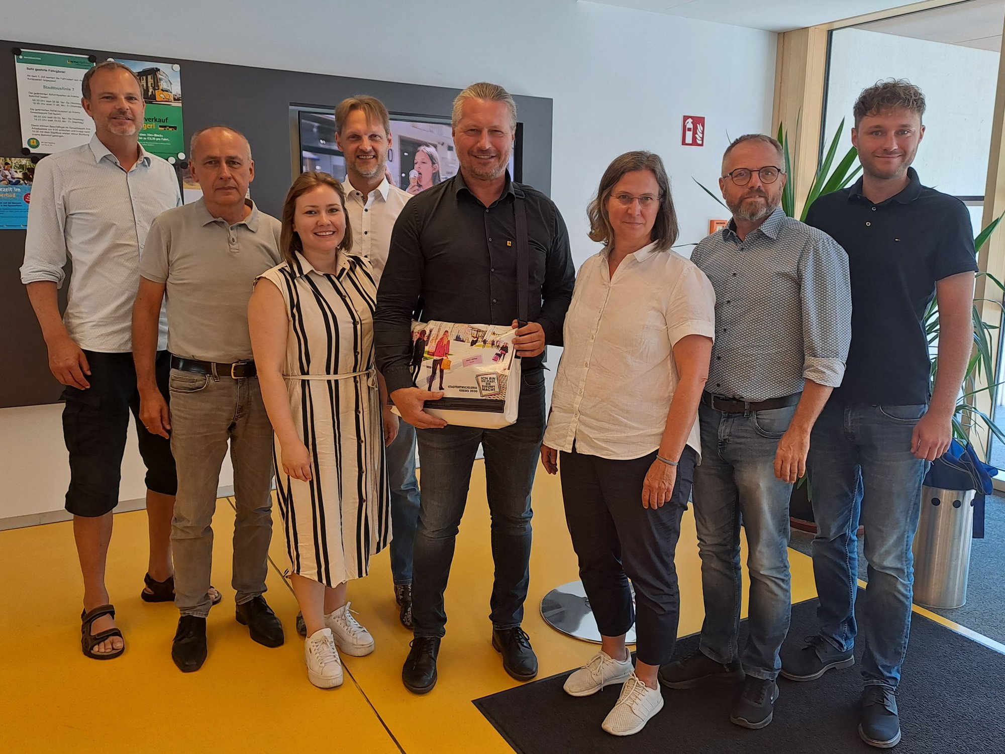 Das Kernteam der Klima- und Energiemodellregion Krems bei seiner ersten Sitzung: (v. l.) Bereichsleiter für Bauen und Stadtentwicklung Reinhard M. Weitzer, Bereichsleiter für Facility- und Energiemanagement Karl Rauscher, KEM-Managerin Stefanie Widhalm, Matthias Zawichowski (Büro im-plan-tat), Bürgermeister Peter Molnar, KEM-Qualitätsmanagerin Eva Otepka (eNu Alexander Simader (spectra today GmbH) sowie Umwe