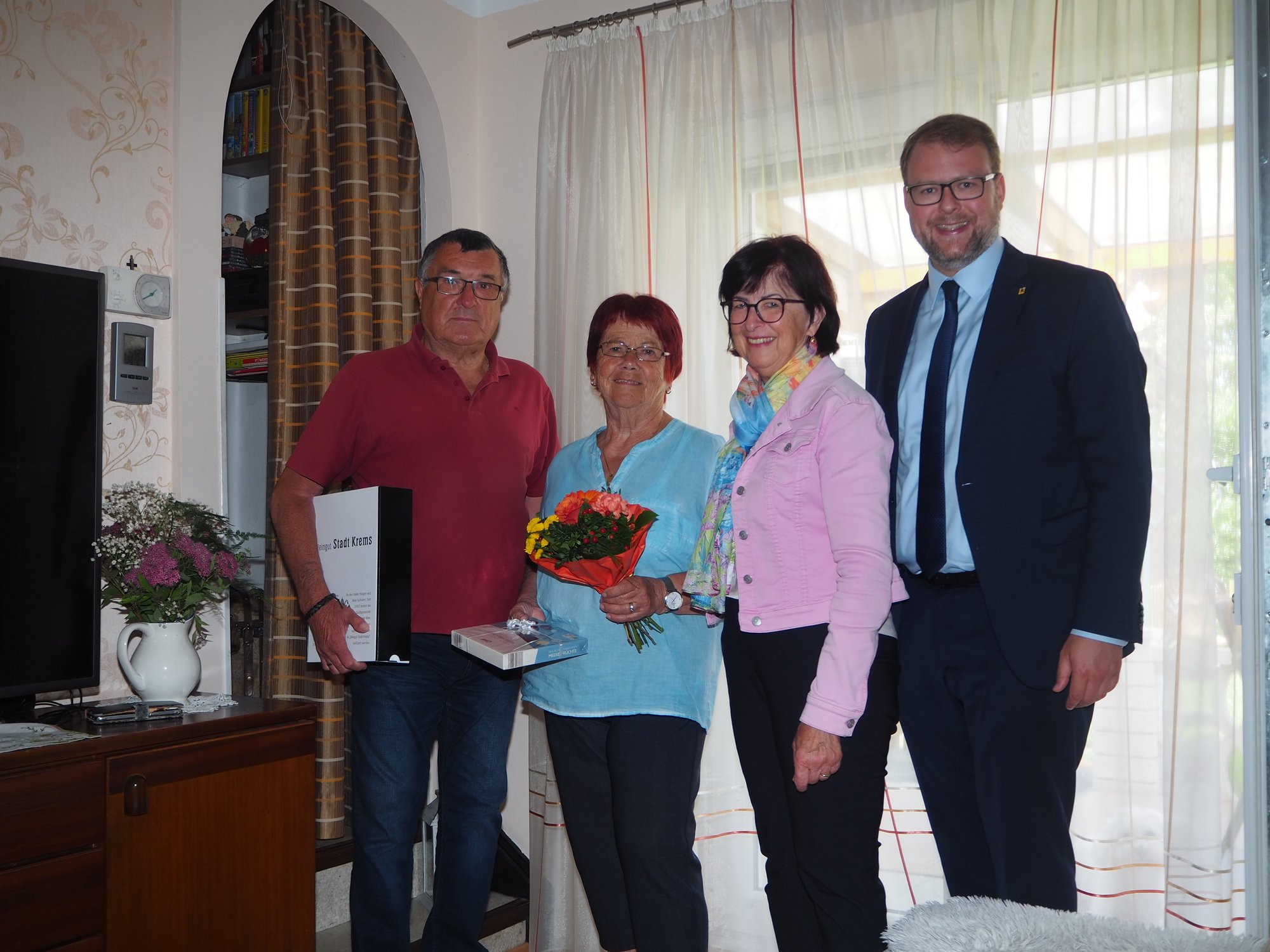 Vizebürgermeister Florian Kamleitner gratulierte Christine und Franz Haider zur Diamantenen Hochzeit.