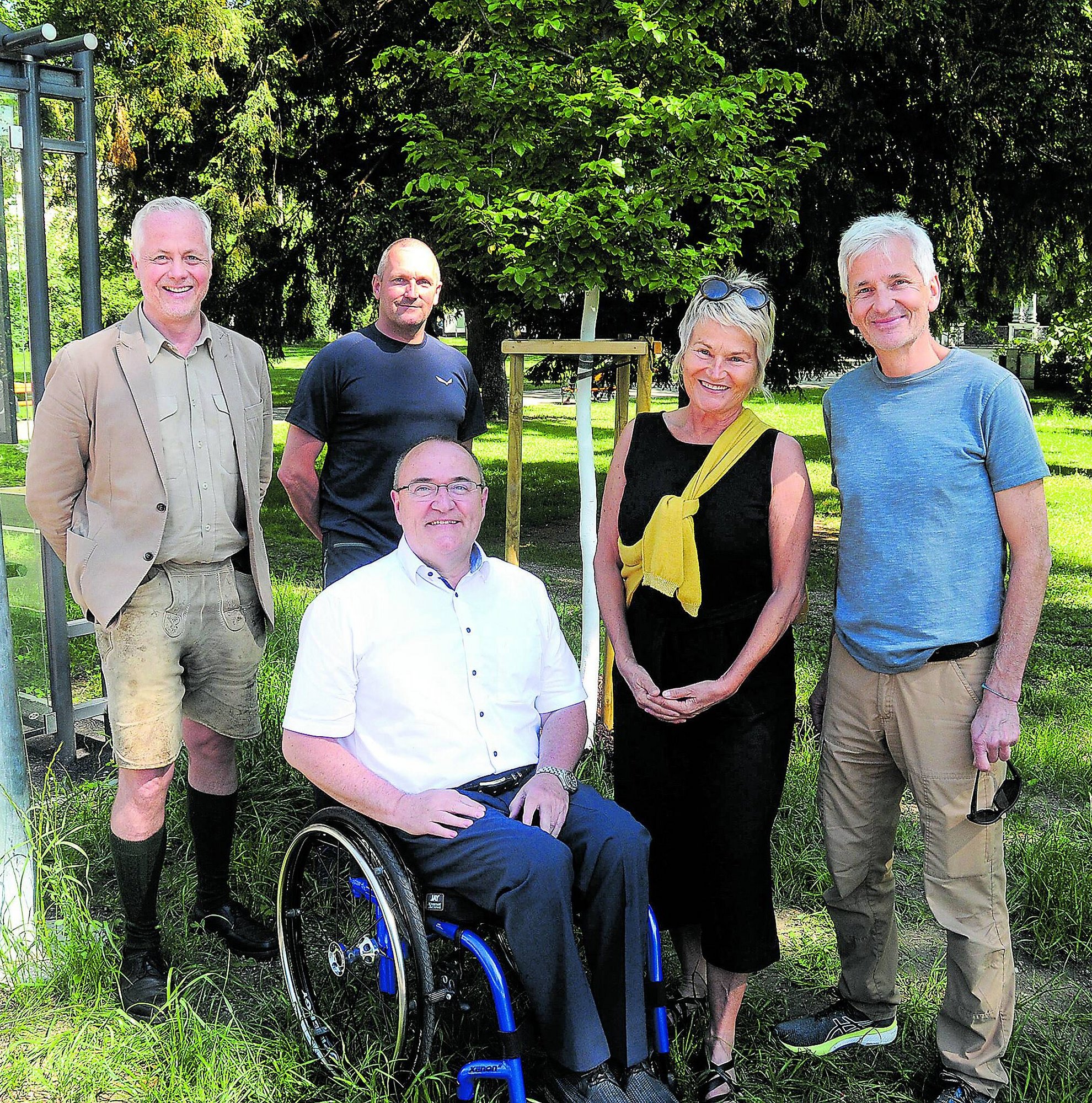 18.05.2022, Pate Dr. Guntard Gutmann im Stadtpark, Baumart Persischer Eisenholzbaum (+1 weiterer)