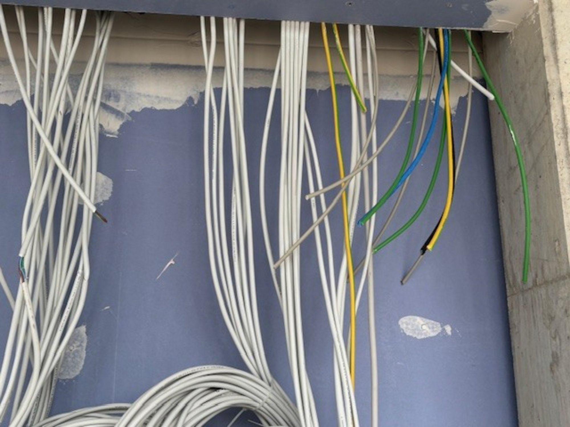 Durchschnitte Kabel auf der Hallenbadbaustelle durch Diebstahl