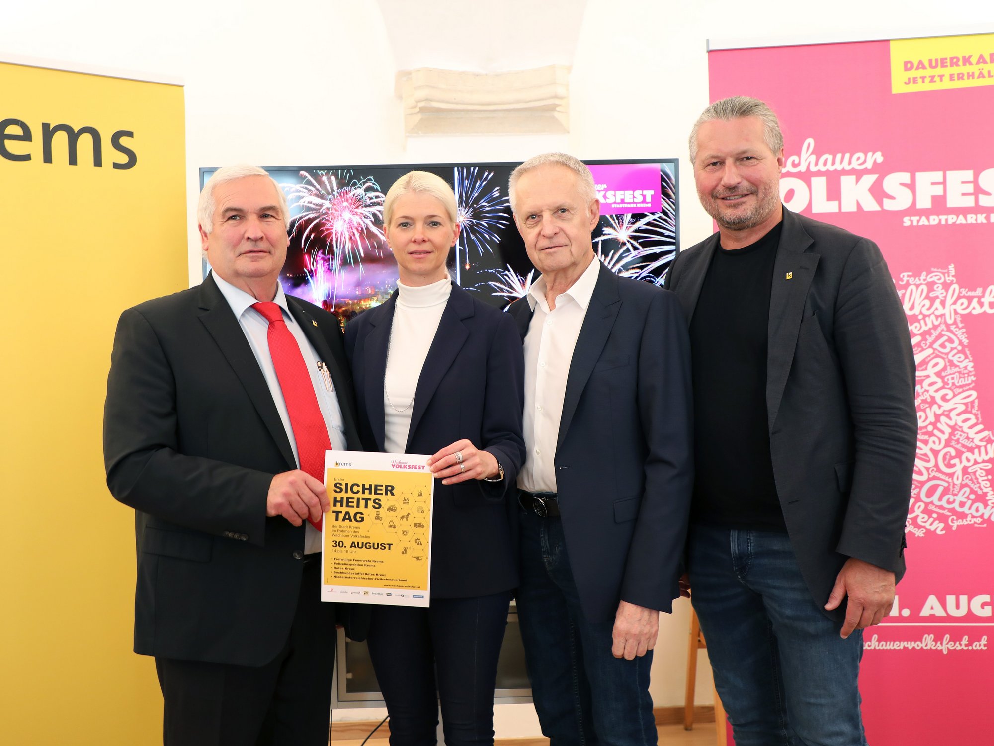 Vier Personen bei einer Präsentation zum Sicherheitstag im Rahmen des Kremser Volksfests.