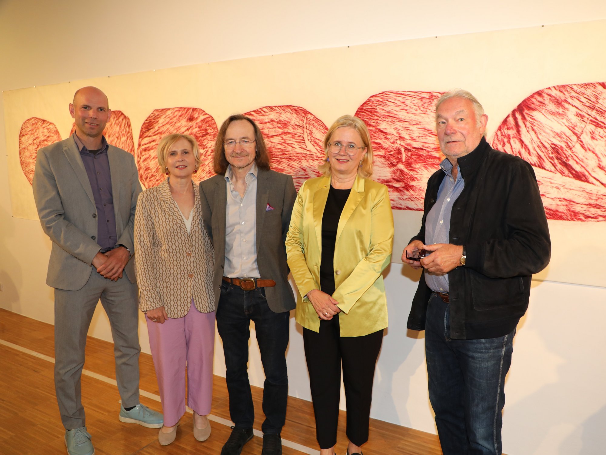 Künstler Johann Feilacher mit Vertetern von Stadt und Land vor einem seiner Werke