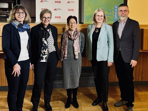 Gruppenfoto mit Angela Fischer (Vizepräsidentin der AK Niederösterreich), Heidemarie Svehla (Leiterin des Instituts für Fortbildung an der KPH Wien/NÖ), Referentin Ruth Wodak, Kulturgemeinderätin Elisabeth Kreuzhuber und Hannes Petschenig (KPH Krems/NÖ).
