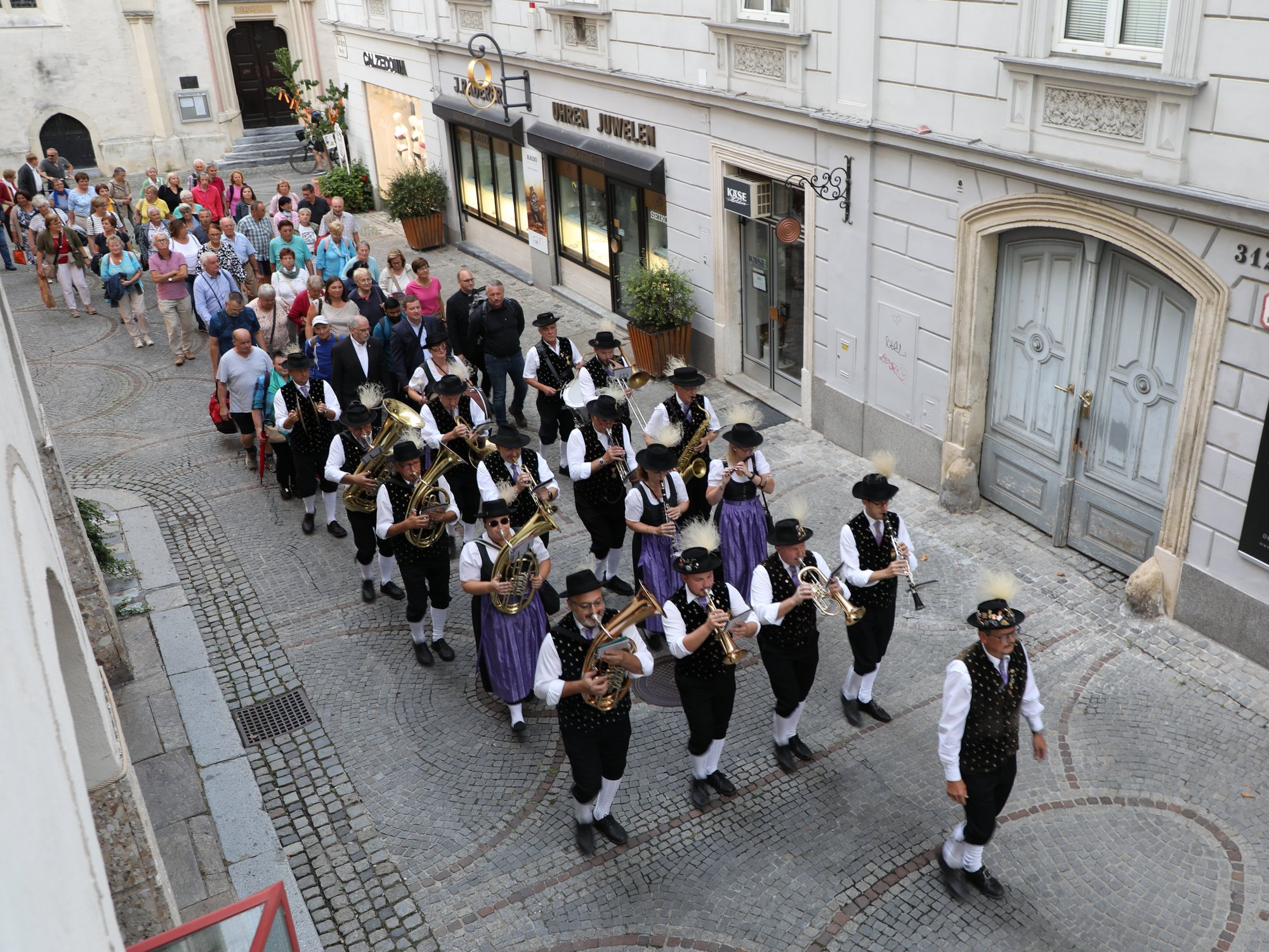 Die Wallfahrer:innen zogen geneinsam mit der Kremser Stadtkapelle vom Bahnhof zum Pfarrplatz