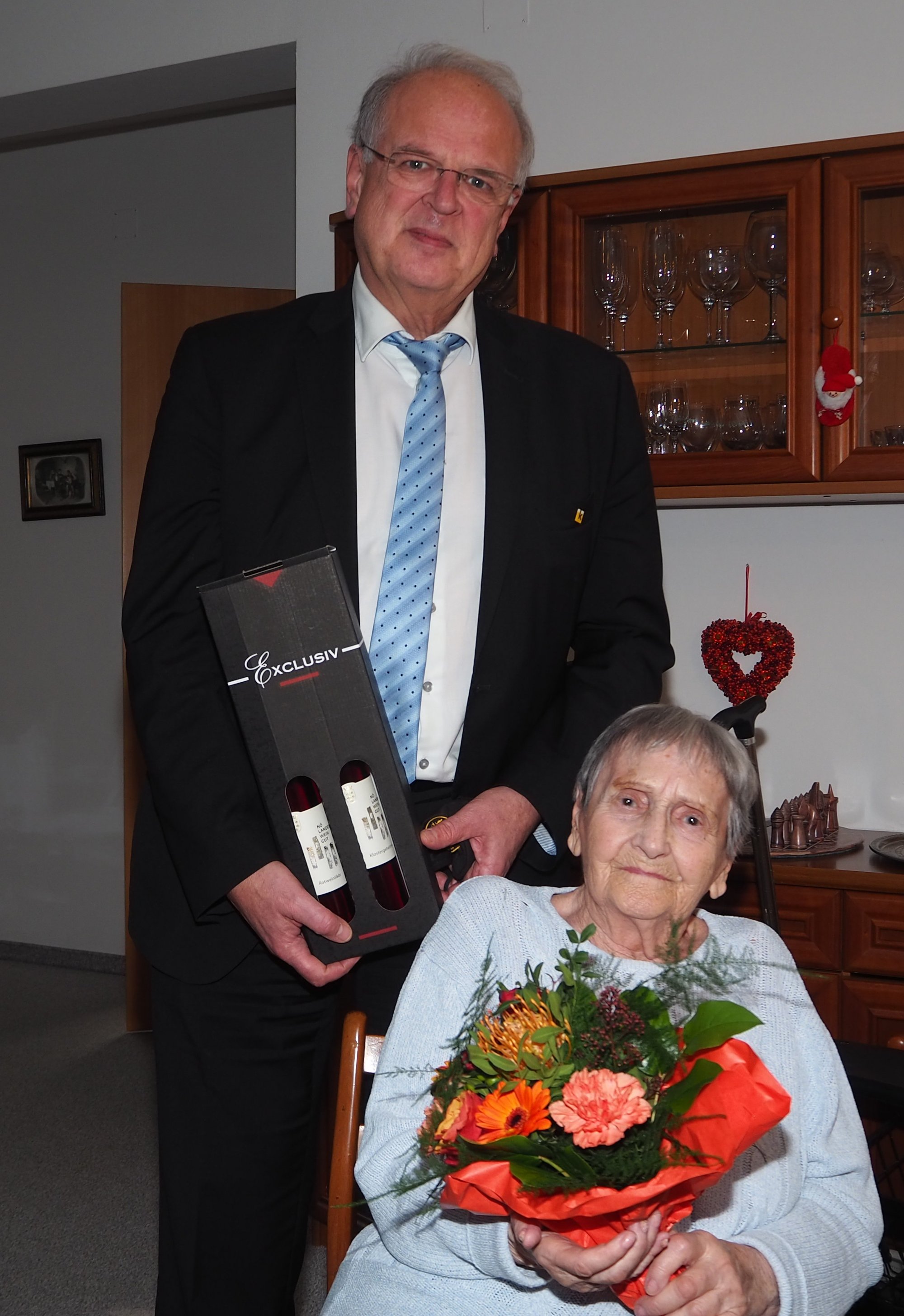 Bürgermeister Dr. Reinhard Resch gratuliert Frau Gertrud Kolancy zum 90. Geburtstag