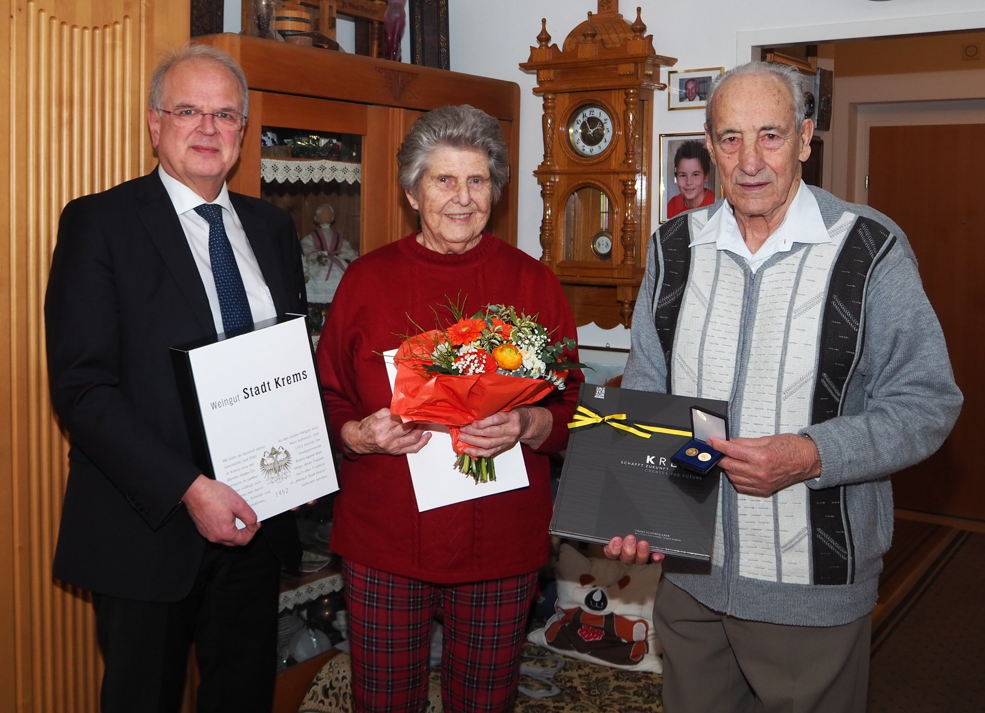 Bürgermeister Dr. Reinhard Resch gratuliert dem Ehepaar Kosjek zur Eisernen Hochzeit.
