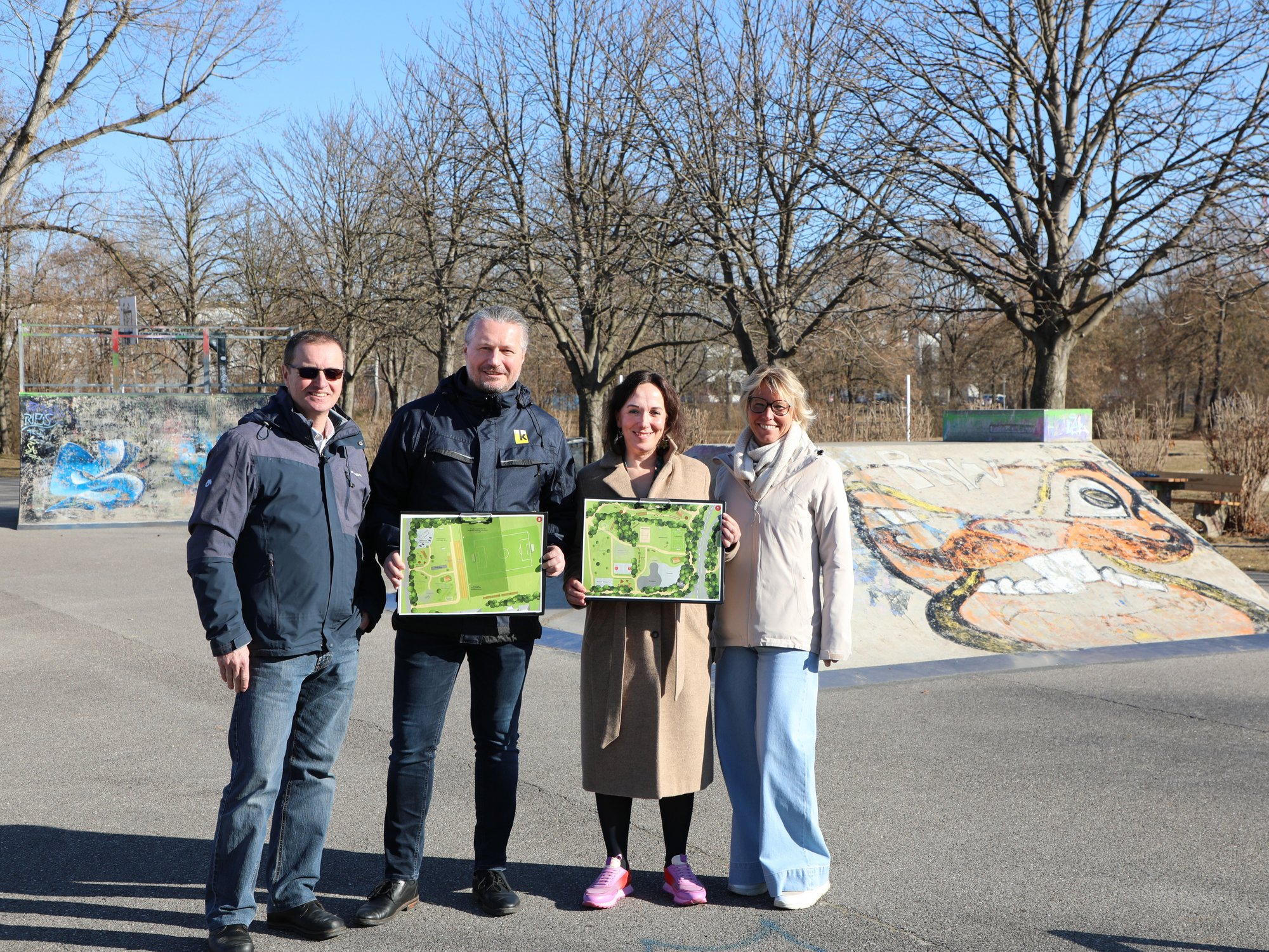 Die Verantwortlichen auf dem Schwarzen Platz in der Mitterau, im Hintergrund mehrere Skaterrampen