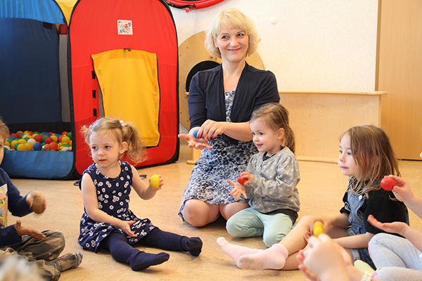 Kindergartenpädagogin spielt mit Kindern