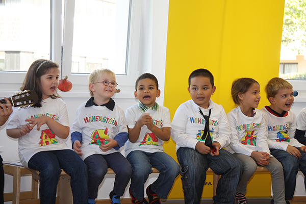 Kinder beim Singen