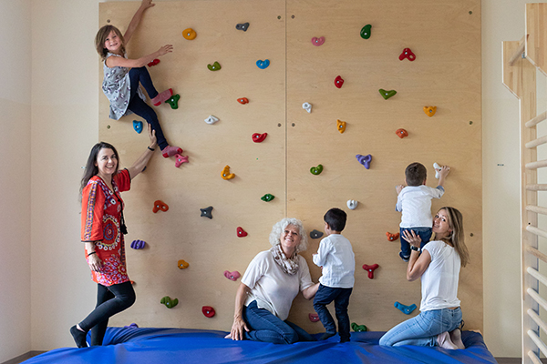 Kinder und Kindergartenpädagoginnen an der Kletterwand