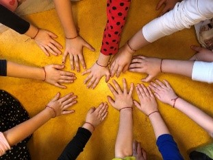 Kinderhände im Kreis angeordnet