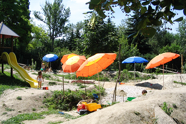 Kinder spielen im Garten