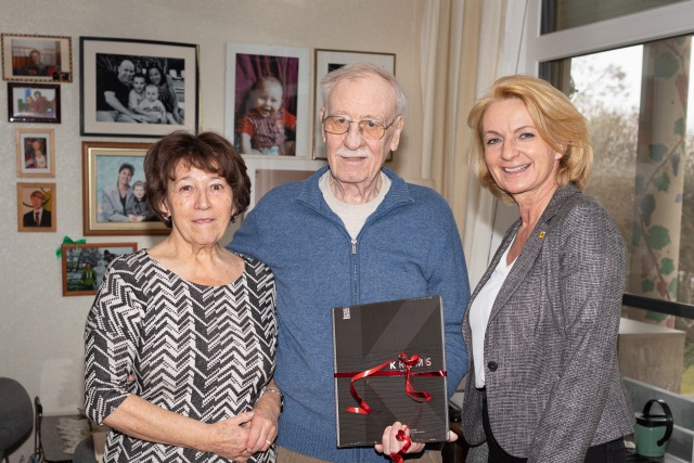 Vizebürgermeisterin Eva Holler gratuliert Karl Eder zum 80. Geburtstag